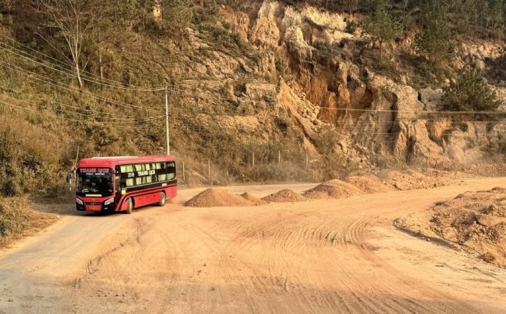 Mot xe khach giuong nam chay tuyen Phan Thiet - Da Lat vuot qua doan duong dang thi cong tren deo Dai Ninh. Anh: Duy Tuan 