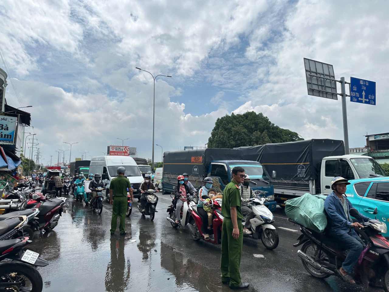 Vu chay vao gio cao diem tren truc duong chinh khien giao thong un u keo dai. Anh: Dong Hoang