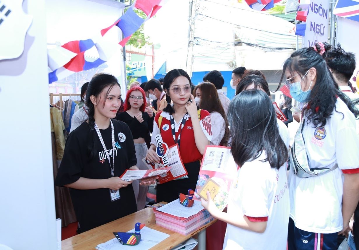 La Universidad Internacional de Hong Bang implemento oficialmente un programa de capacitacion universitaria abreviado durante 3 años con 23 disciplinas. Foto: Hiu