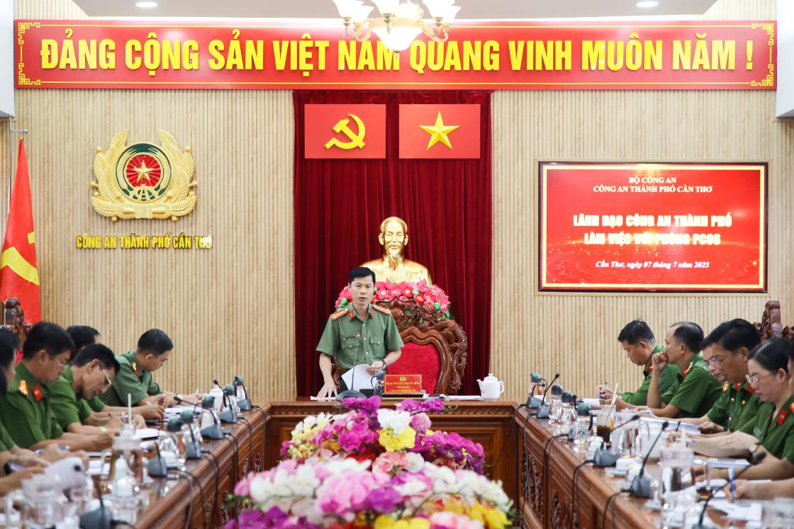 Dai ta Nguyen Thanh Binh - Pho Giam doc Cong an thanh pho Can Tho co buoi lam viec voi Phong Canh sat quan ly hanh chinh ve trat tu xa hoi. Anh: Cong an Can Tho