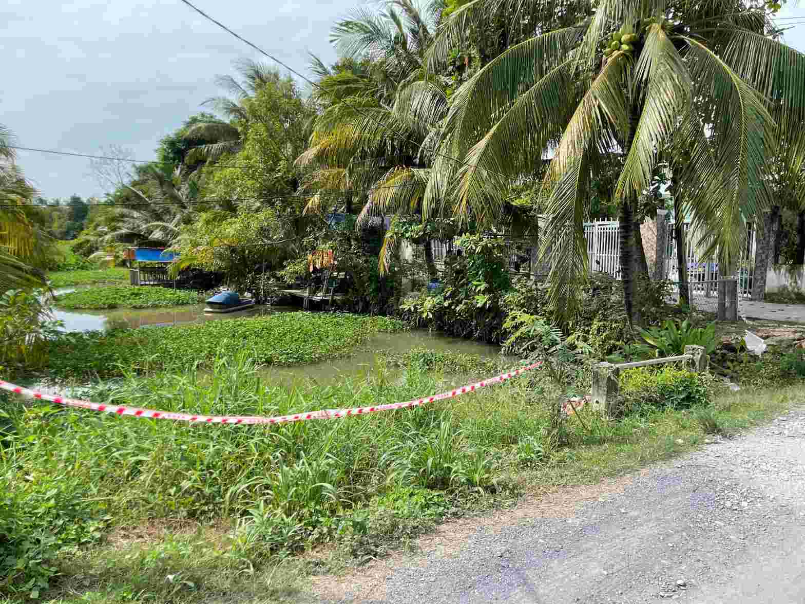 La zone des lieux de l'incident ou un homme portant un appareil electrique artisanal pour pulveriser des poissons a ete retrouve mort sous un canal. Photo : Dinh Trong