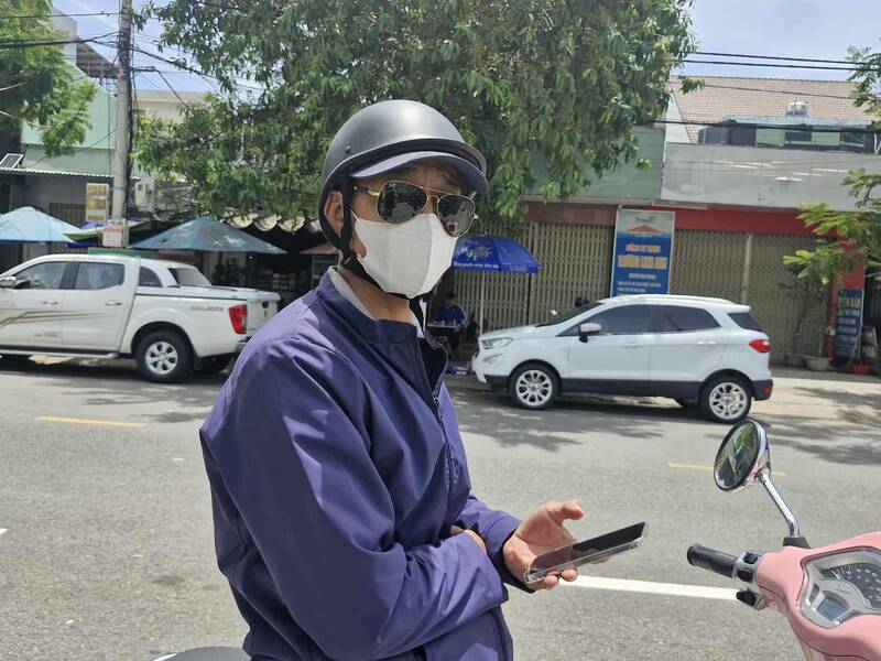 M. Phan Quang Thong (quartier de Dien Ban ville de Da Nang) est surpris d'etre rentre tot pour effectuer les formalites de delivrance et de changement de permis de conduire. Photo : Lan Nhi