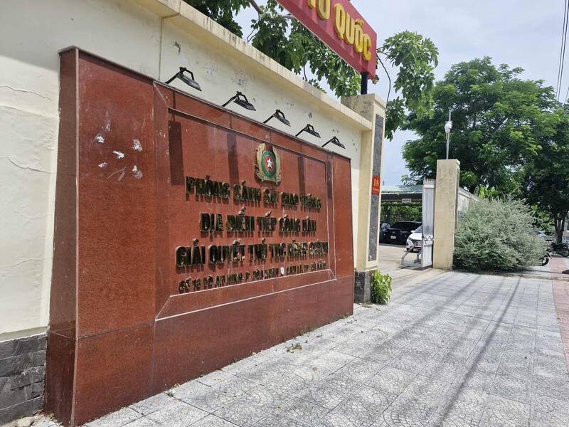 Tru so so 22 Vo An Ninh (phuong Hoa Xuan, Da Nang) tiep nhan, cap doi giay phep lai xe cho nguoi dan. Anh: Lan Nhi
