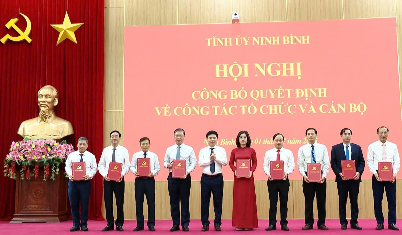 El Sr. Truong Quoc Huy - Secretario del Comite del Partido Provincial Ninh Binh otorgo las decisiones para nombrar al jefe y jefe adjunto del Comite Organizador del Comite del Partido Provincial Ninh Binh. Foto: Dieu Anh