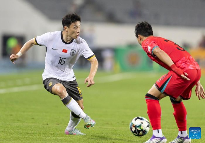 중국 대표팀(흰색)은 EAFF 2025 개막전에서 한국에 0-3으로 패했습니다. 사진: 신화통신