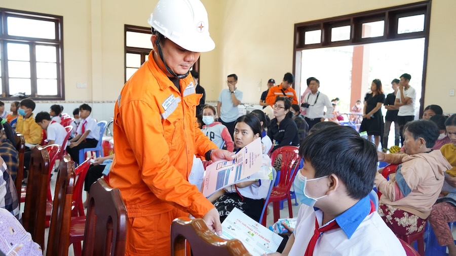 Les employes du secteur de l'electricite du Sud sensibilisent a l'utilisation d'electricite economique et sûre. Photo : EVNSPC