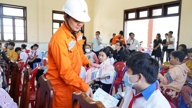 Ngành điện miền Nam hướng dẫn cách giảm tiền điện các tháng hè