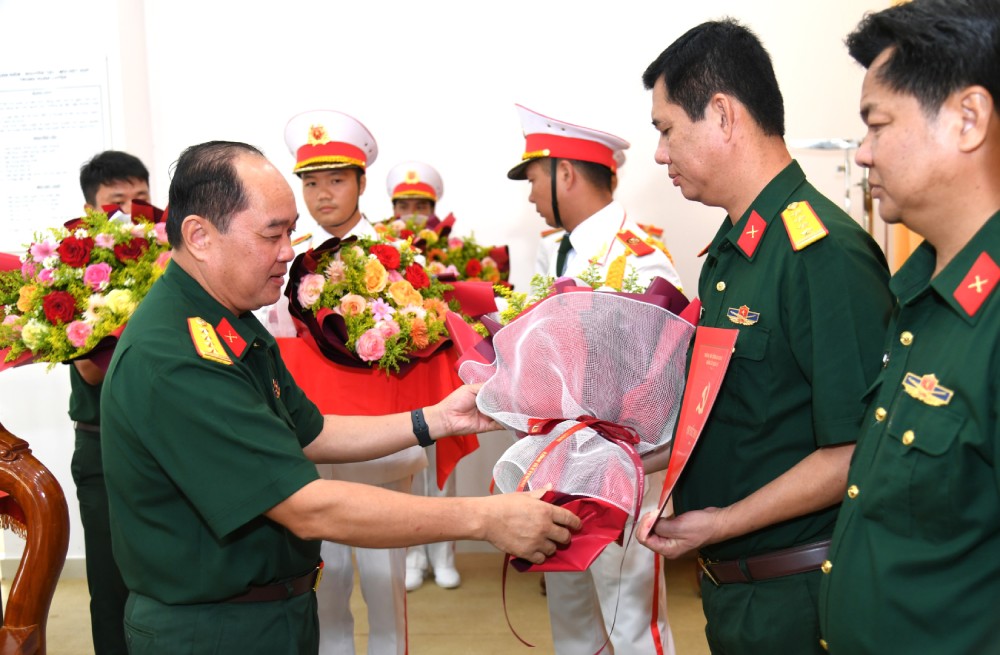 Dai ta Nguyen Van Nganh trao quyet dinh Chi dinh Ban Chap hanh, Ban thuong vu va Pho Bi thu Dang uy Quan su tinh nhiem ky 2025 – 2030. Anh: Phuong Vu