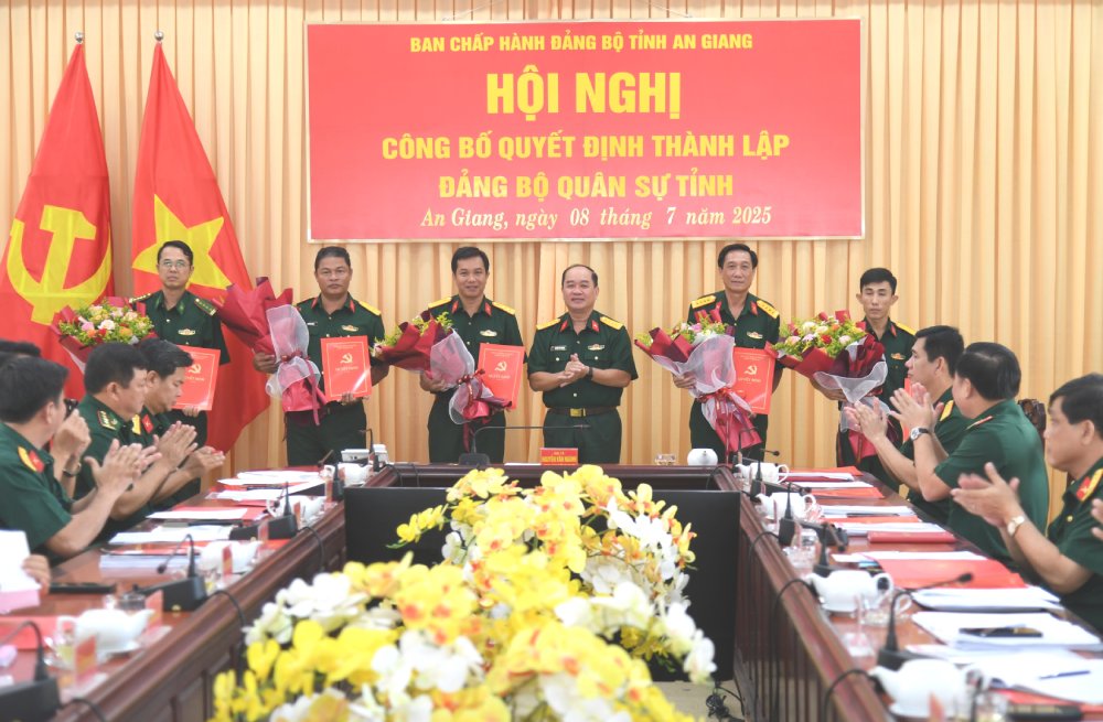 응우옌 반 응안 대령이 2025-2030년 임기 안장성 군사 당위원회 검사위원회 위원 임명 결정서를 수여하고 있습니다. 사진: 프엉 부