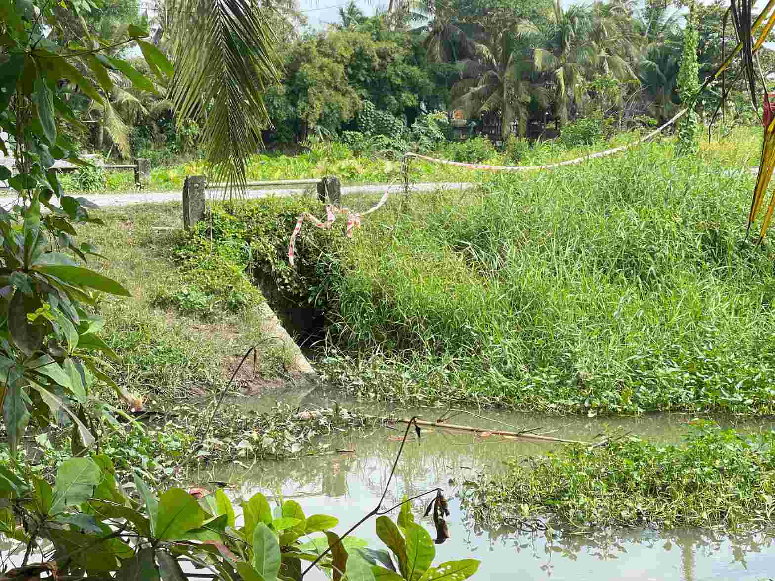 Scene de l'incident de l'homme portant un appareil electrique allant pulveriser des poissons decede sous un canal.