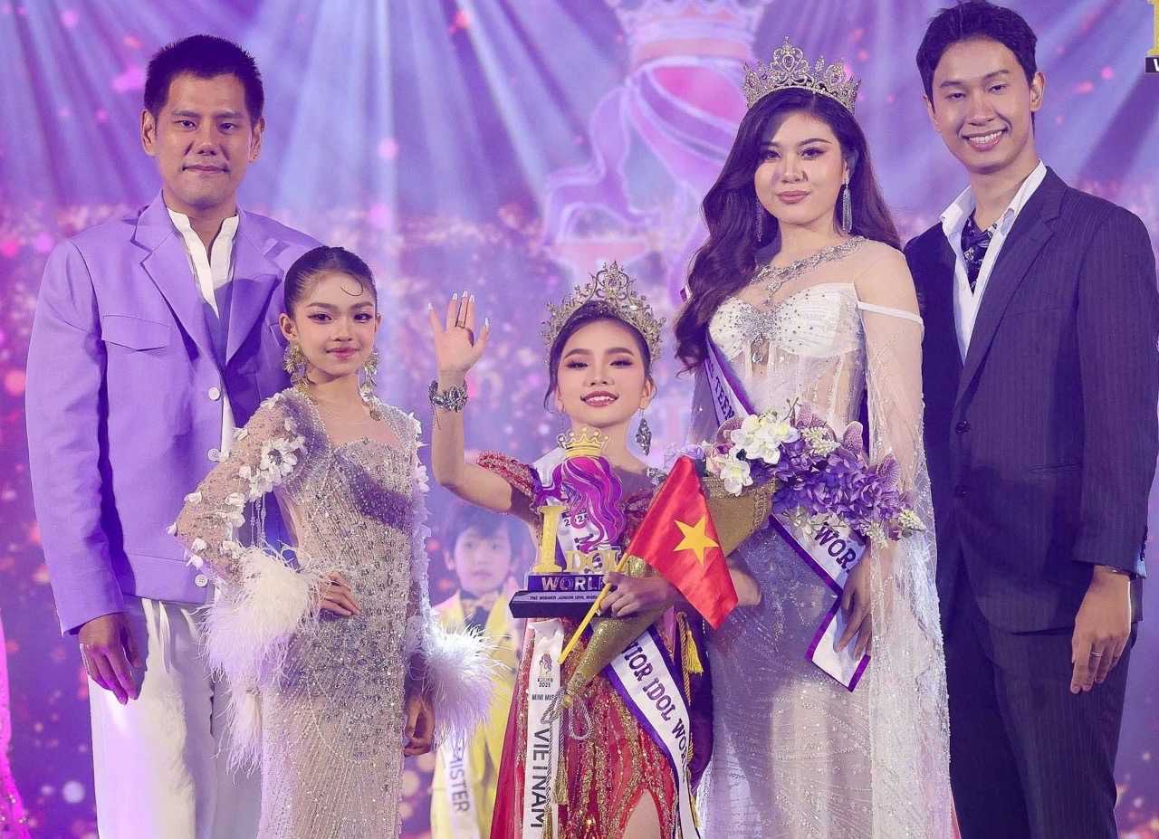 The moment Minh Giang was crowned mini Miss Junior Idol World 2025. Photo: Organizing Committee.