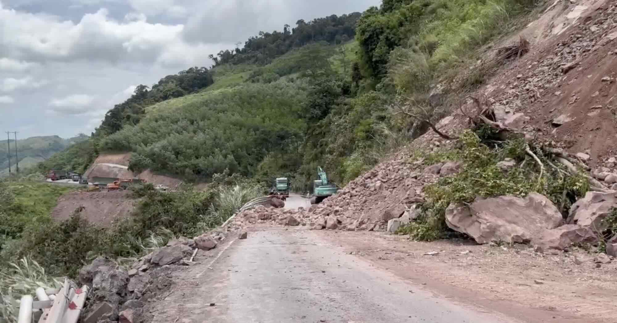 Les glissements de terrain provoquent des embouteillages sur les routes menant au poste frontiere le sol et les pierres tombent continuellement du sommet de la montagne.