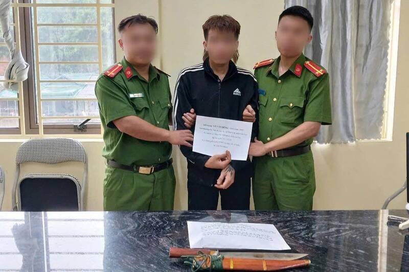 Đối tượng Lò Văn Dũng mua bán trái phép chất ma túy cùng tang vật. Ảnh Công an tỉnh Sơn La