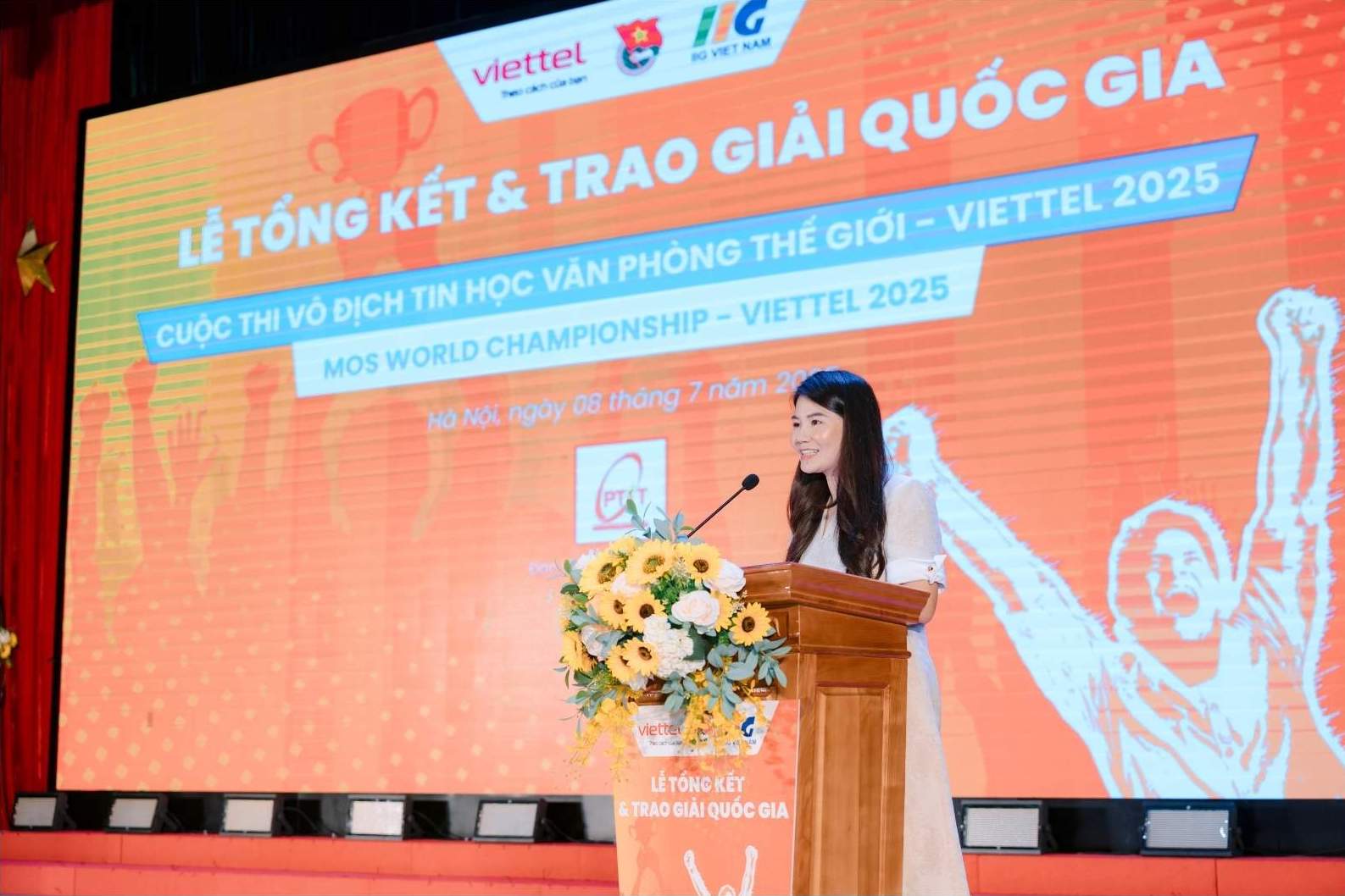 Ba Doan Nguyen Van Khanh - Giam doc Dieu hanh To chuc Giao duc IIG Viet Nam, dong Ban to chuc quoc gia cua Cuoc thi - phat bieu tai buoi le. Anh: Ban to chuc
