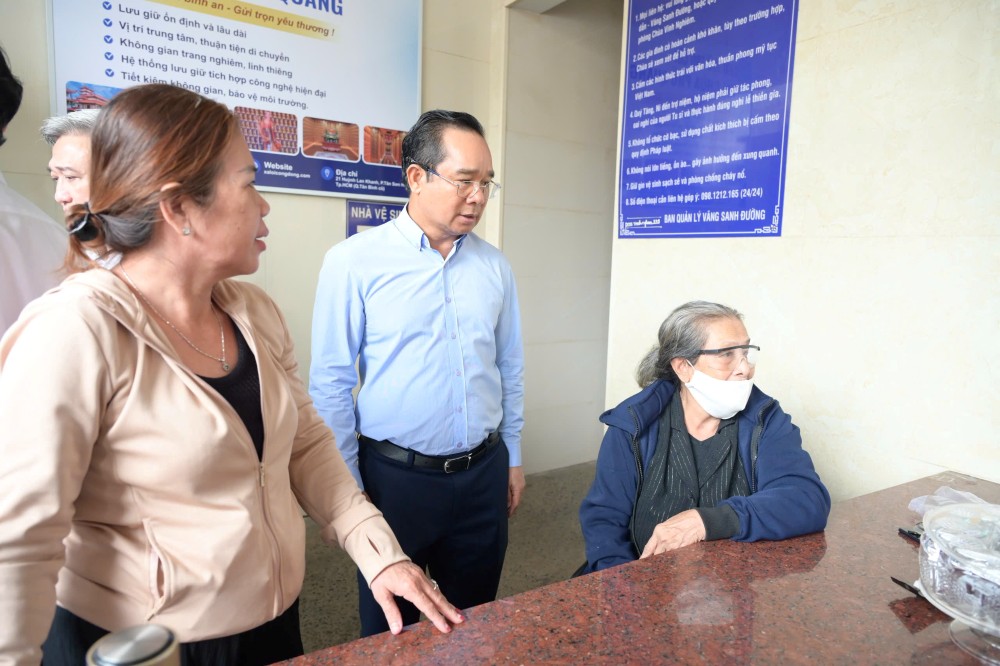 Lanh dao TPHCM tham hoi va chia buon cung than nhan cua cac nan nhan tu vong trong vu chay. Anh: Viet Dung