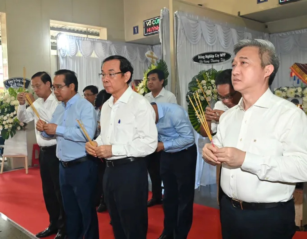 Dong chi Nguyen Van Nen cung cac dong chi trong doan thap huong, vieng tang cac nan nhan trong vu chay. Anh: Viet Dung