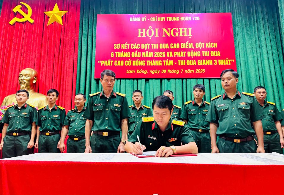 Dai dien cac co quan, don vi Trung doan ky ket giao uoc thi dua. Anh: Bao Lam