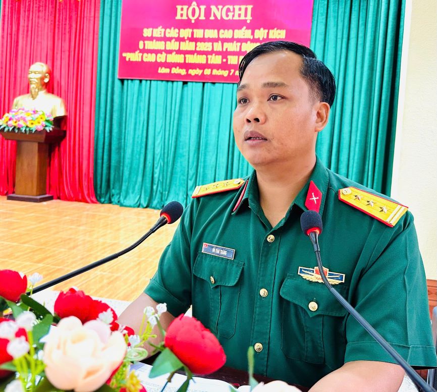 Thuong ta Do Van Trang, Bi thu Dang uy, Chinh uy Trung doan phat bieu tai hoi nghi. Anh: Bao Lam