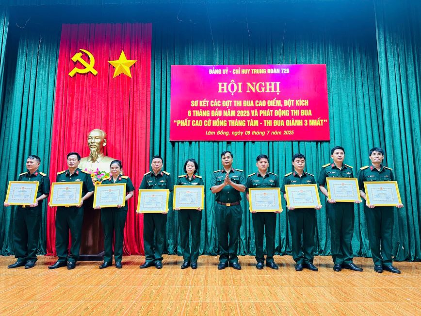 Thuong ta Do Van Trang, Bi thu Dang uy, Chinh uy Trung doan trao thuong cac ca nhan co thanh tich xuat sac trong cac dot thi dua. Anh: Bao Lam