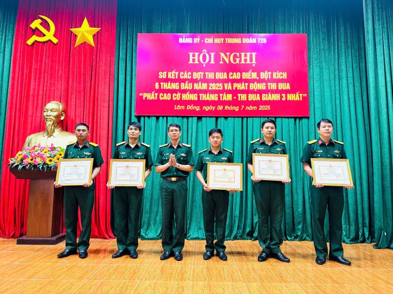 Photo 1: Lieutenant Colonel Nguyen Van Hue, Regiment Commander, awarded 5 collectives with outstanding achievements in advising and organizing the implementation of peak emulation and raiding campaigns in the first 6 months of 2025. Photo: Hong Tham