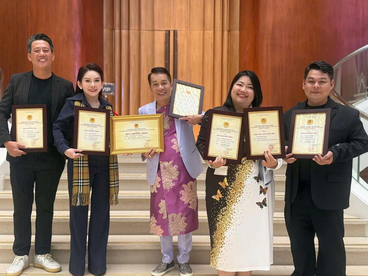 빈띤과 수상 예술가들. 사진: 무대 제공.