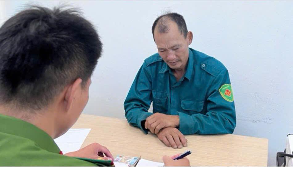 La gente informo que la policia de Viet Yen Commune, colgo la provincia de Yen, arresto el tema del almacenamiento de drogas. Foto: Viet Yen Commune