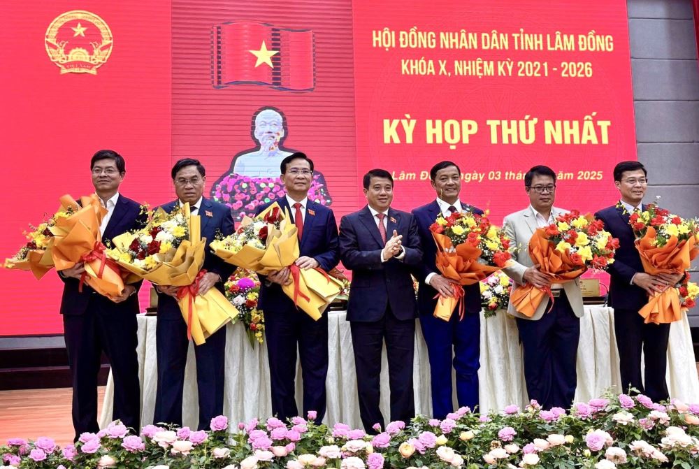Ong Y Thanh Ha Nie Kdam - Bi thu Tinh uy, Truong Doan DBQH tinh Lam Dong trao hoa cho Chu tich va cac Pho Chu tich UBND tinh. Anh: Duy Tuan