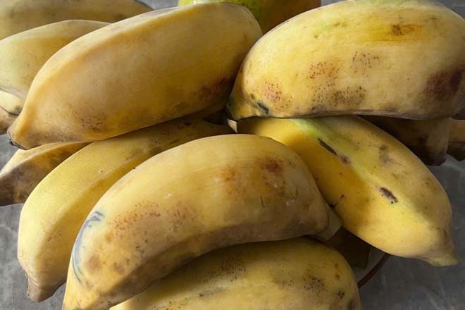 蚊の駆除と効果的なスキンケアのためのバナナの皮からの自然な解決策。写真:クアン・ミン