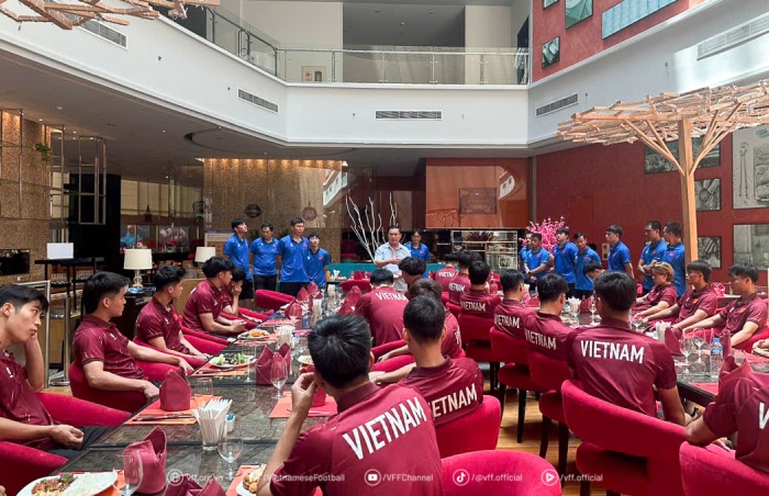 VFF 부회장 쩐안뚜 U22 베트남 격려. 사진: VFF