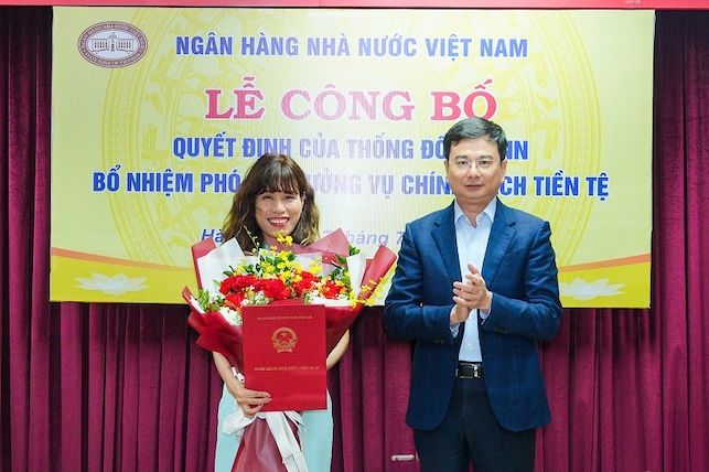Pho Thong doc NHNN Pham Thanh Ha trao Quyet dinh bo nhiem cho ba Nguyen Huyen Diu. Anh: Hoang Giap.