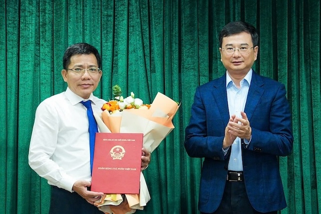 Pho Thong doc NHNN Pham Thanh Ha trao Quyet dinh bo nhiem cho ba Nguyen Huyen Diu. Anh: Hoang Giap.