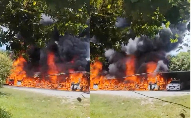 A large fire at a parking lot in the Huong Tich Pagoda tourist area caused many cars to be burned down. Photo cut from clip