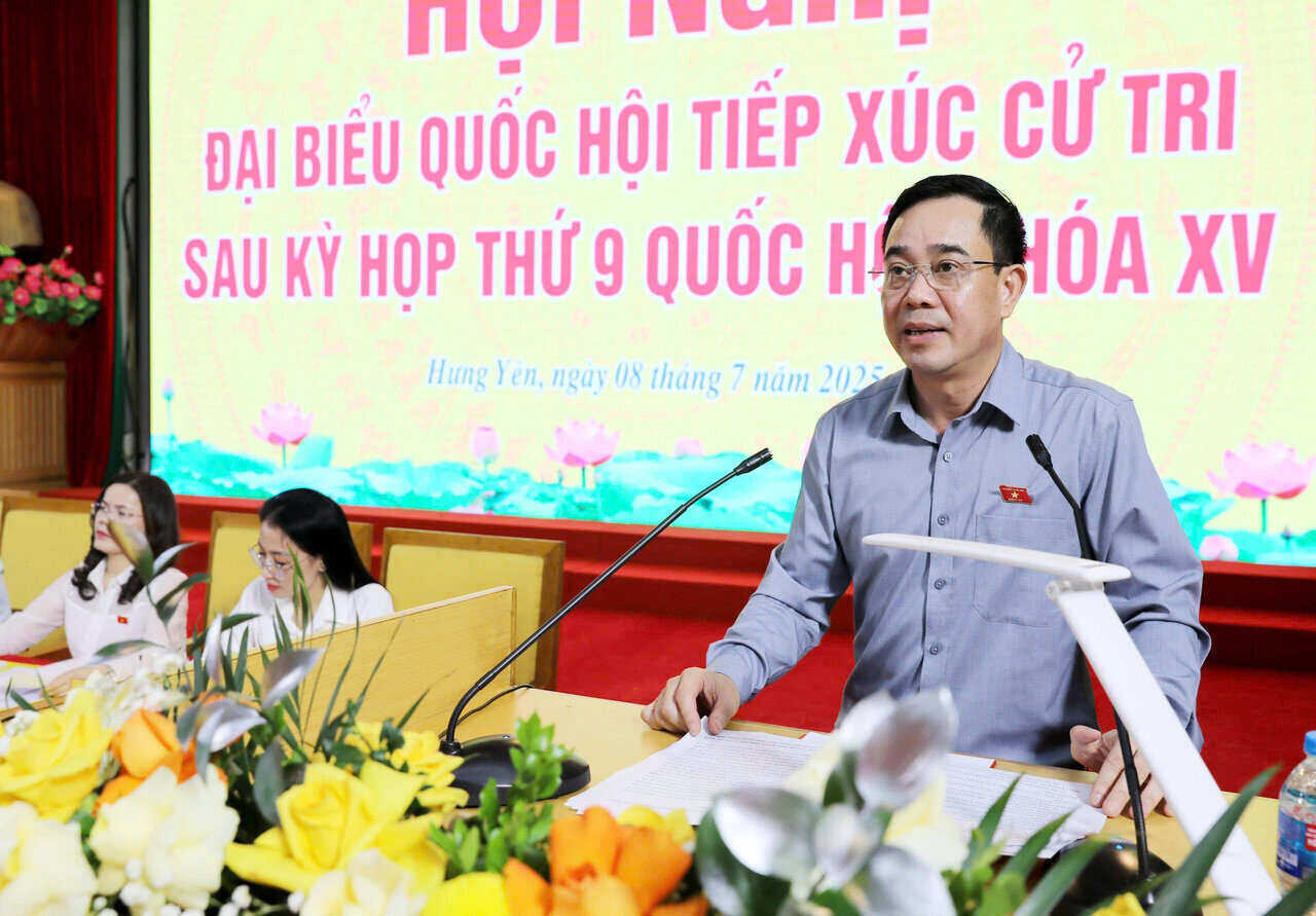 Hoi nghi tiep xuc cu tri tai Hung Yen duoc to chuc truc tiep ket hop truc tuyen voi 100 diem cau toan tinh. Anh: Hai Minh
