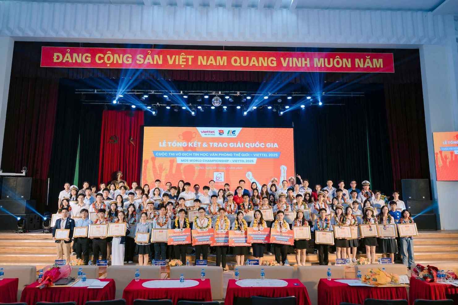 The ceremony to summarize and award prizes for the World Office Championship - Viettel in the 2025 season. Photo: Organizing Committee
