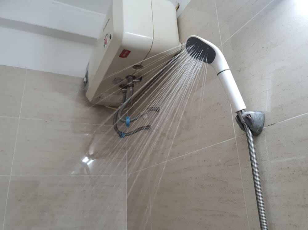 Taking a warm bath before bed will help calm the nervous system, reducing stress after a busy day at work. Photo: Tuan Dat