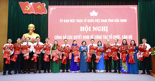 El subsecretario del Comite del Partido Provincial de BAC Ninh, Nguyen Huong Giang (octavo de la derecha) otorgo la decision y dio flores para felicitar a los miembros del Comite Provincial del Frente de la Patria. Foto: Bac Ninh E -Portal