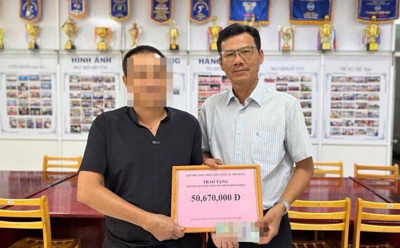 The representative of the Executive Committee of the Trade Union directly handed over more than 50.6 million VND to each case. Photo: Pou Sung Company Union (Dong Nai)