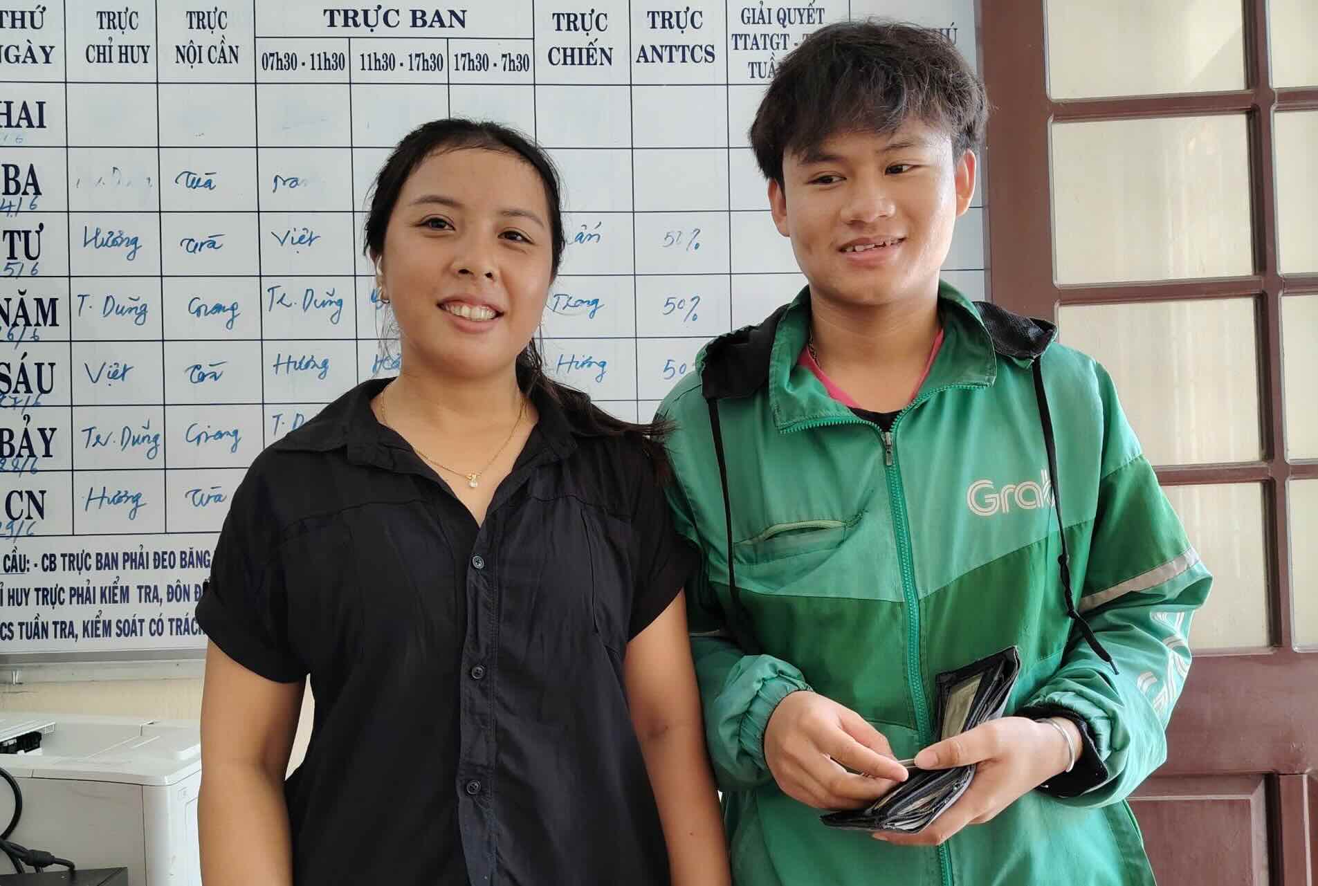 La gente en Hue City recogio la billetera que habia devuelto a la persona que se quedo. Foto: Huong An Policia de barrio