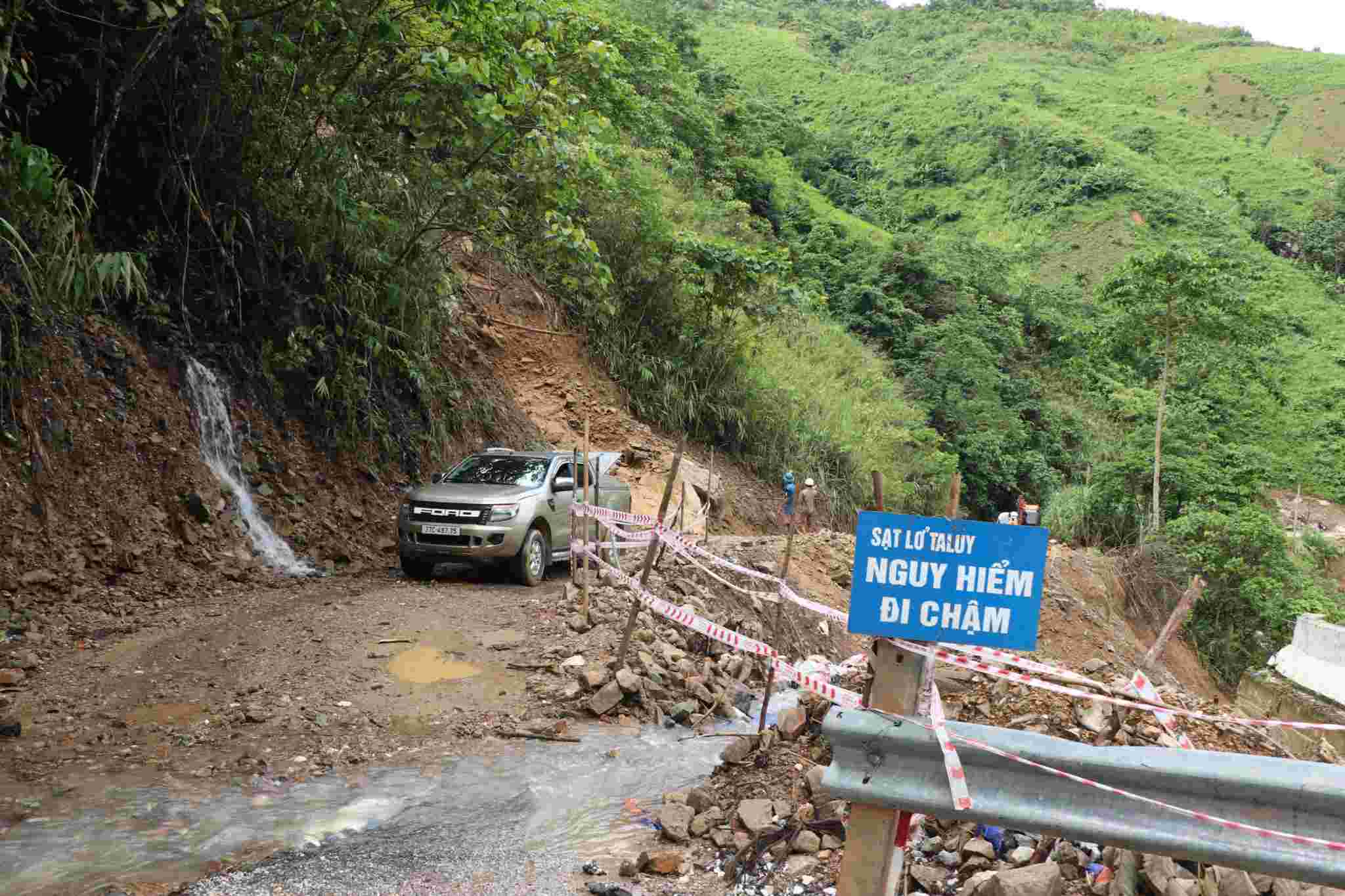Luc luong chuc nang cam bien canh bao nguy hiem tren quoc lo 16. Anh: Ngoc Anh