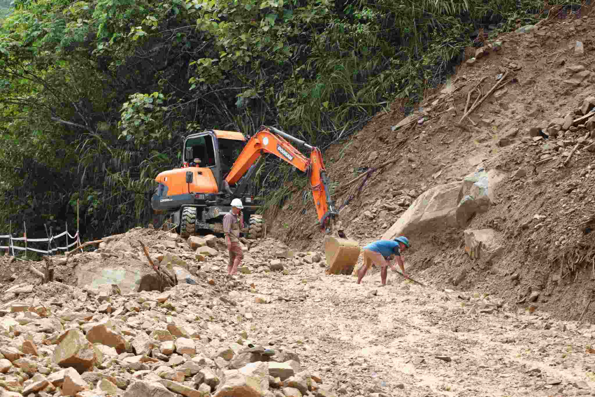Les inondations provoquent de graves glissements de terrain sur la route nationale 16 a Nghe An. Photo : Ngoc Anh