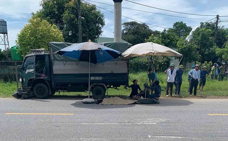 The scene of the accident where the husband died on the spot, the wife was hospitalized for emergency treatment and has now died. Photo: Tran Tuan.
