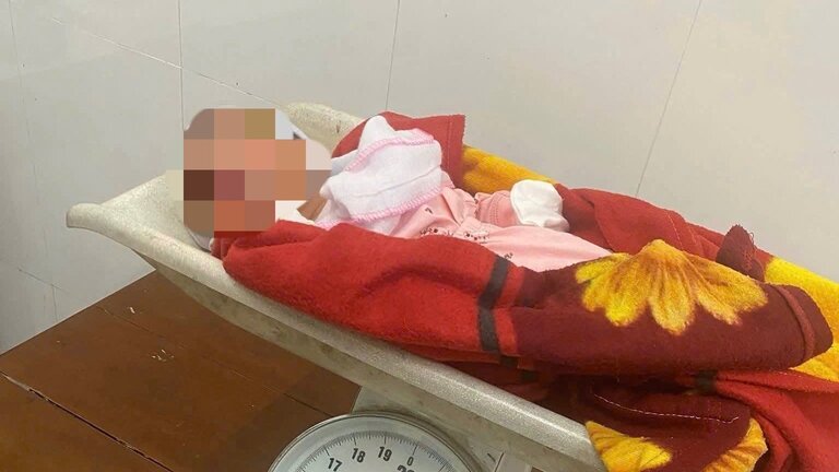 갓난 여자 아기가 히엔르엉사 문화회관 지역의 플라스틱 바구니에 버려진 채 주민들에게 발견되었습니다. 사진: 주민 제공