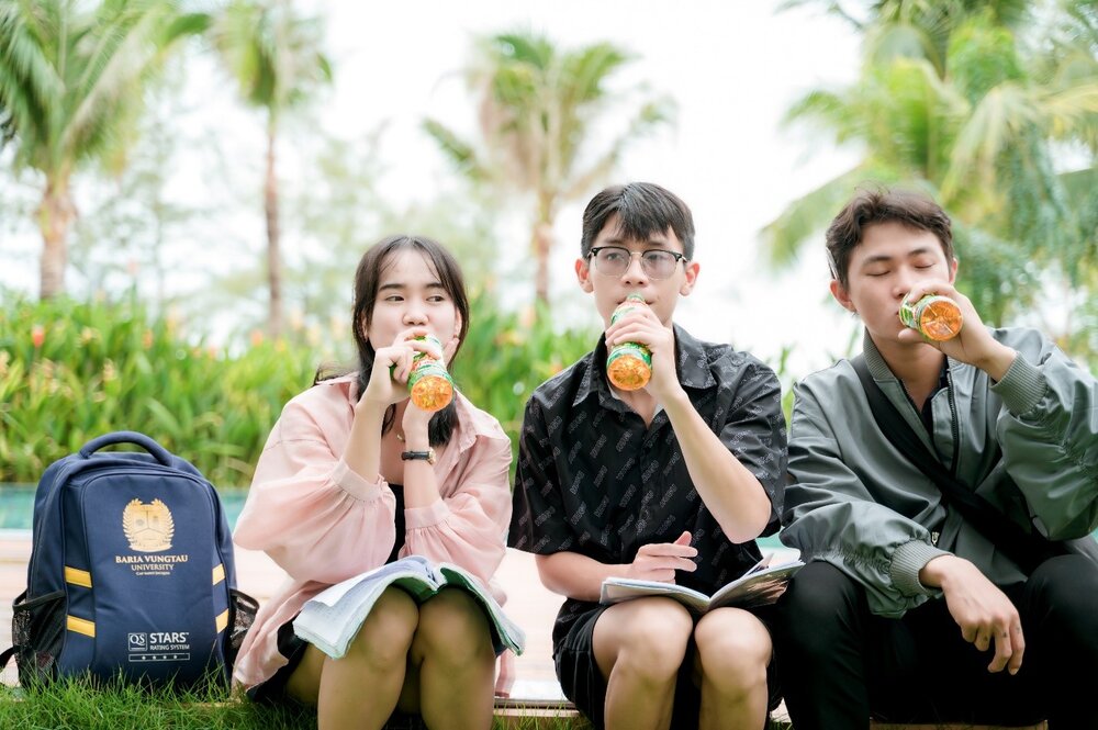 Chi can den cua hang tap hoa, cua hang tien loi, sieu thi la co the mua Tra Xanh Khong Do co nhan khuyen mai de tham gia du thuong. Ảnh: Tan Hiep Phat