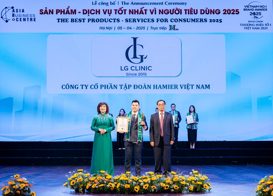 Dai dien LG Clinic – CEO Tran Minh Duy vinh du len nhan giai thuong “San pham - Dich vu tot nhat vi nguoi tieu dung”. Anh: LG Clinic
