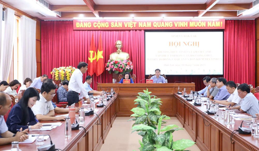 Vue d'ensemble de la reunion de travail entre le Comite permanent du Parti provincial de Dak Lak et l'Agence du Comite d'inspection du Parti provincial. Photo : Minh Hue