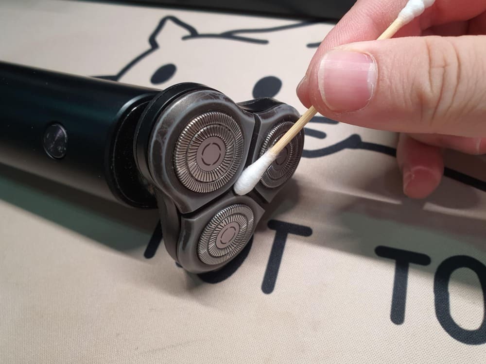 You should clean a beard grinder regularly to ensure efficiency when using and prolong the life of the device. Photo: Tuan Dat