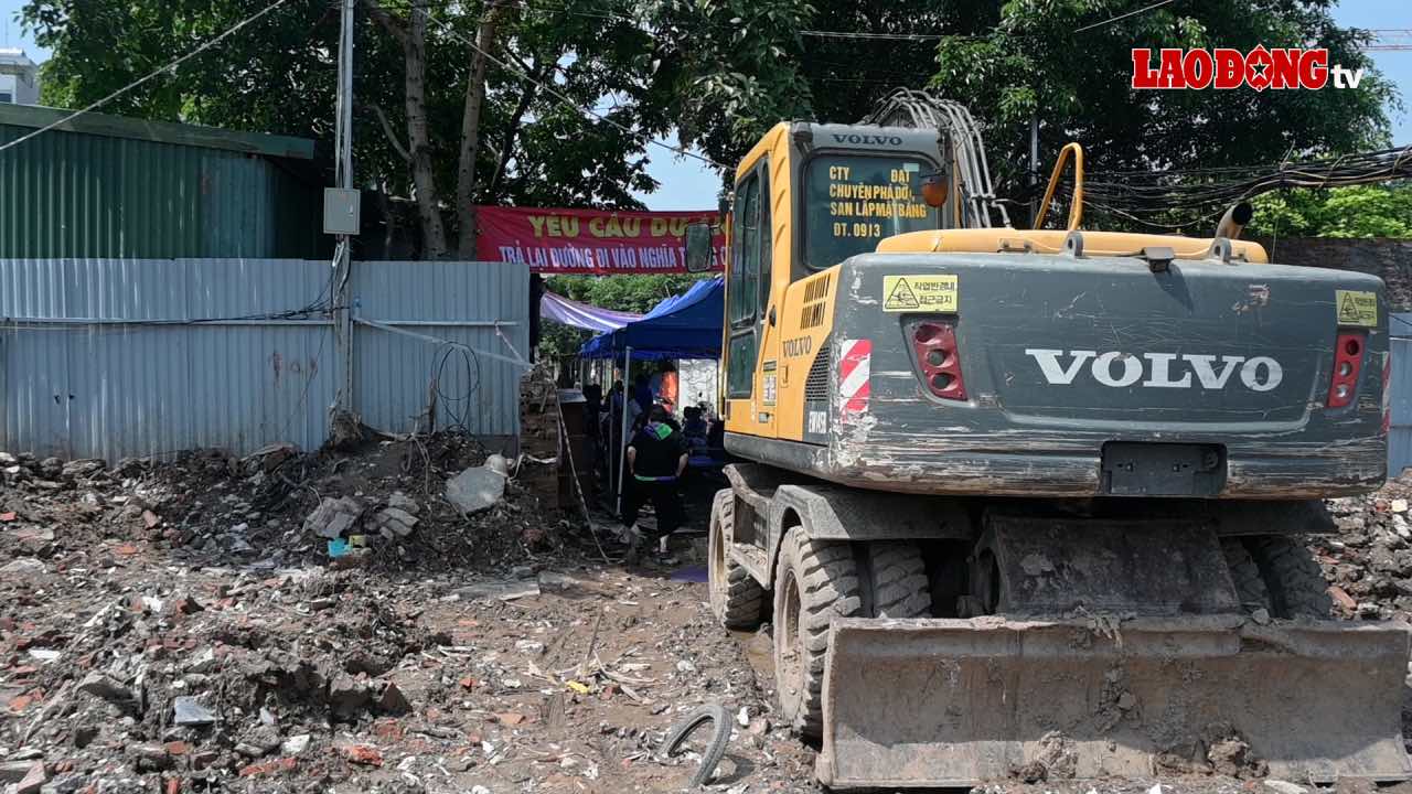 Les habitants sont indignes car la route menant au cimetiere Tran Hung est bloquee.