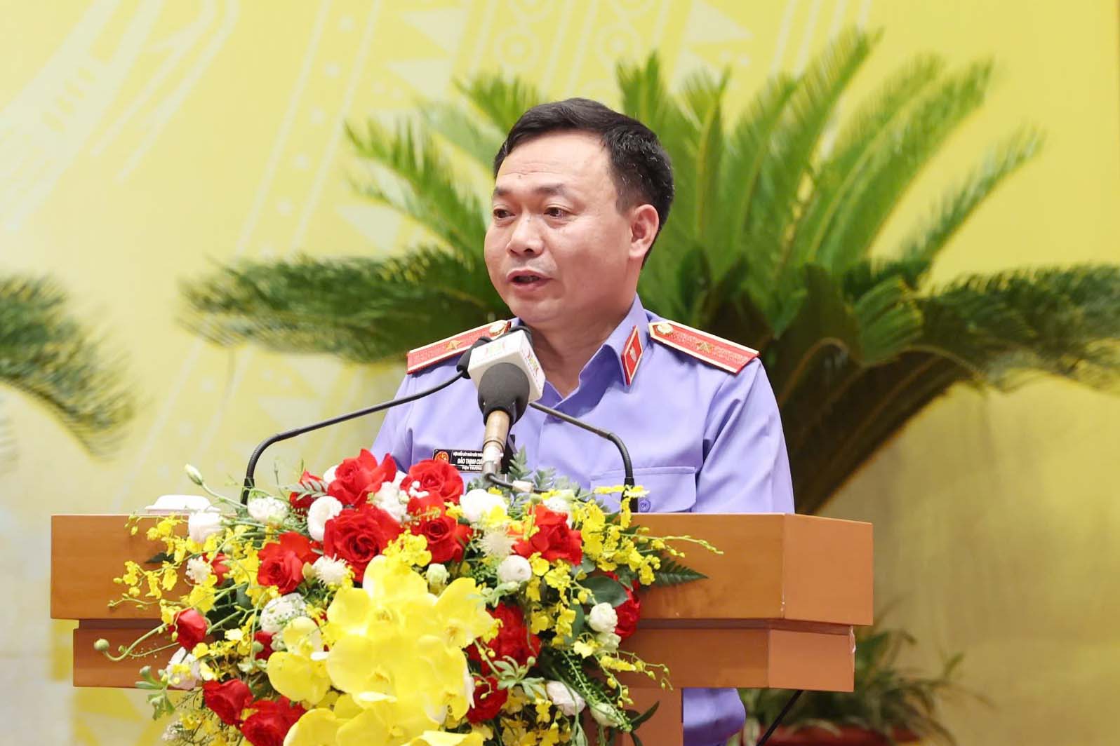 Director of the Hanoi People's Procuracy Dao Thinh Cuong reported at the meeting. Photo: Viet Thanh