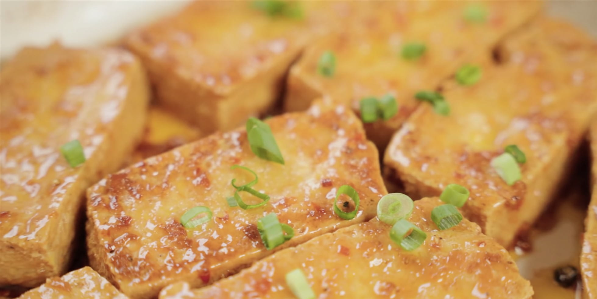 Tofu stir-fried with mushrooms and black sesame seeds is a dish rich in iron, suitable for vegetarians. Photo: Huong Son.