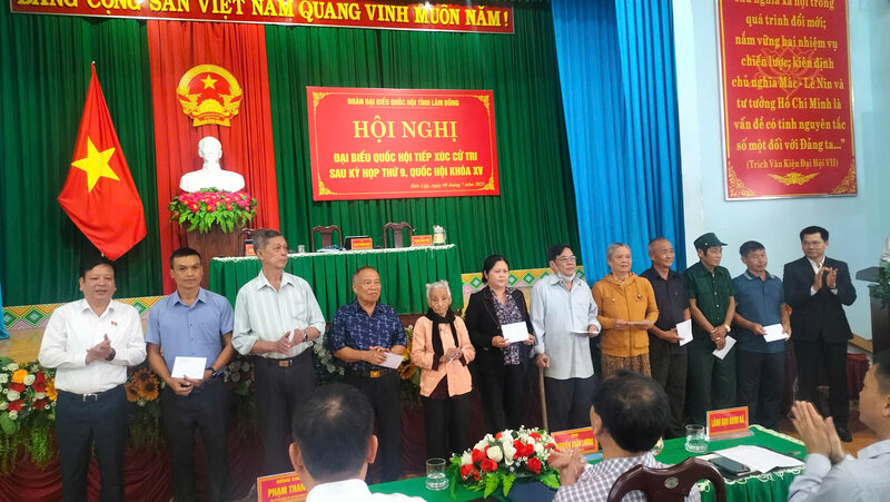 Doan dai bieu Quoc hoi tinh Lam Dong tang 10 suat qua cho cac gia dinh chinh sach tai xa Duc Lap. Anh: Luu Huong